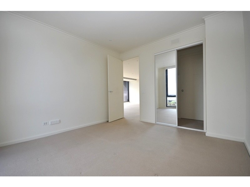 REF 20807/63 Whiteman Street, Southbank VIC 3006