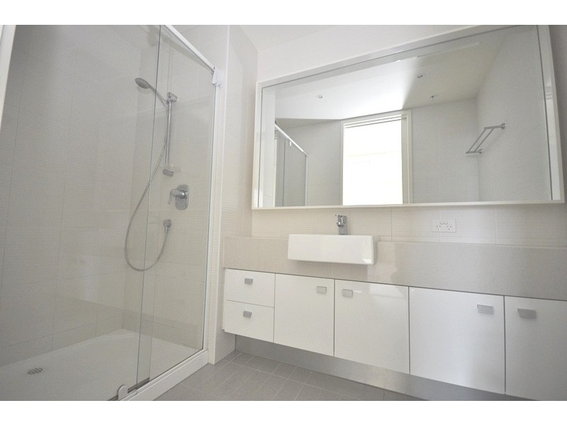 REF 20807/63 Whiteman Street, Southbank VIC 3006