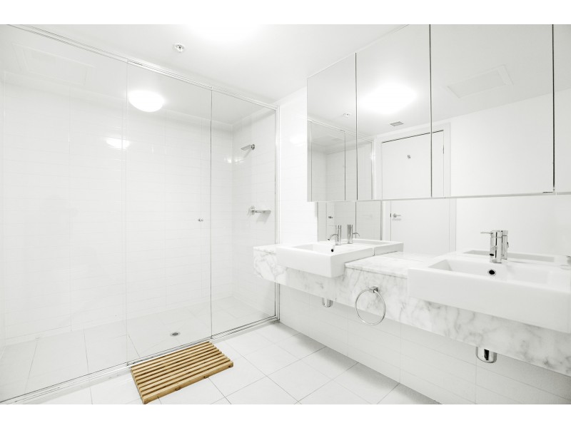 2304/100 Harbour Esplanade, Docklands VIC 3008