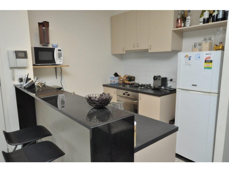 REF 21110/83 Whiteman Street, Southbank VIC 3006