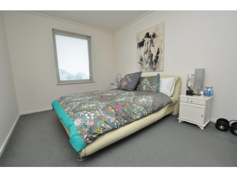 REF 21110/83 Whiteman Street, Southbank VIC 3006