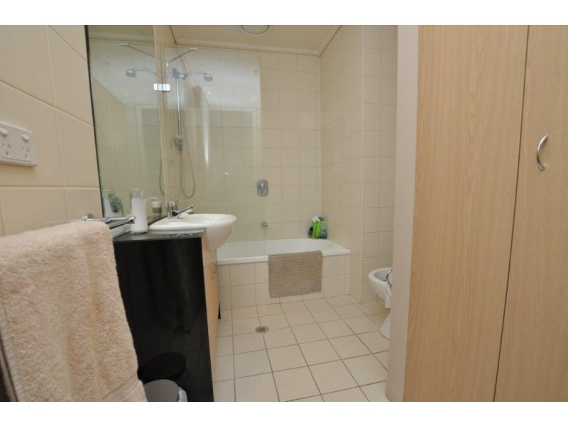 REF 21110/83 Whiteman Street, Southbank VIC 3006