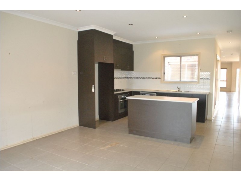 2/17 Horseshoe Circuit, Truganina VIC 3029