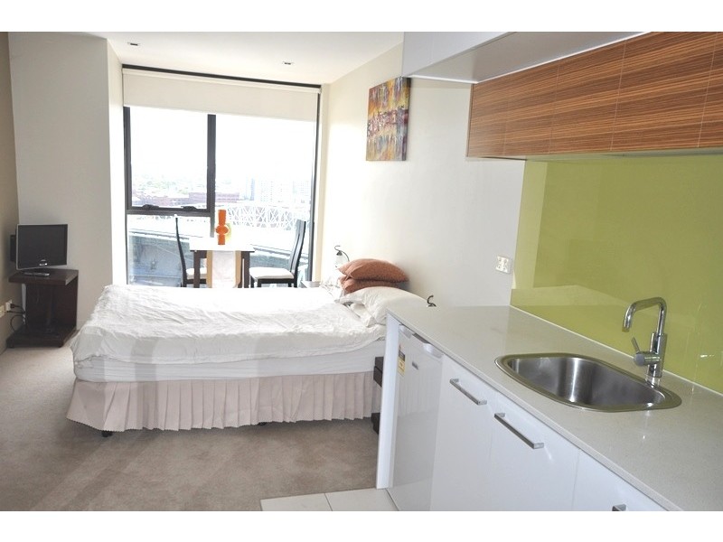 2510B/100 Harbour Esplanade, Docklands VIC 3008