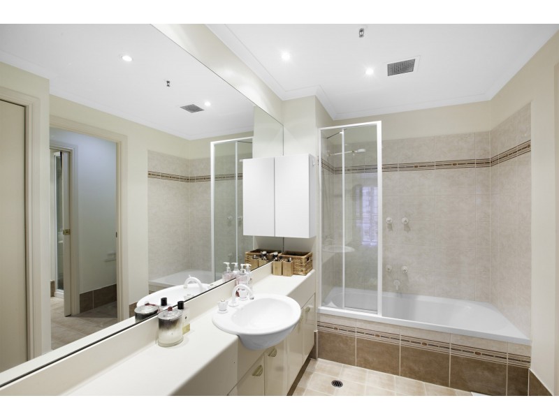 2002/83 Queensbridge Street, Southbank VIC 3006