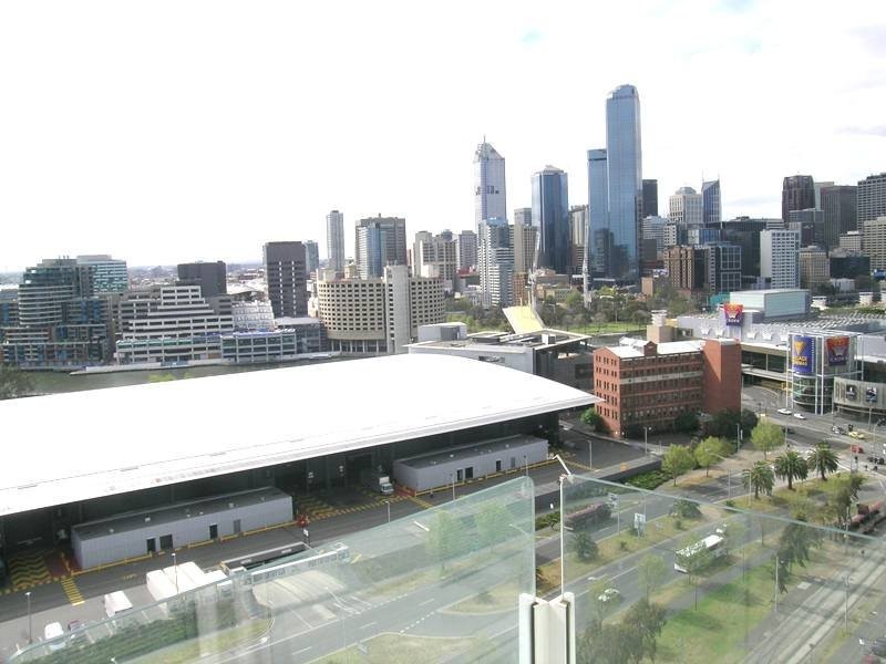 REF 21351/83 Whiteman Street, Southbank VIC 3006