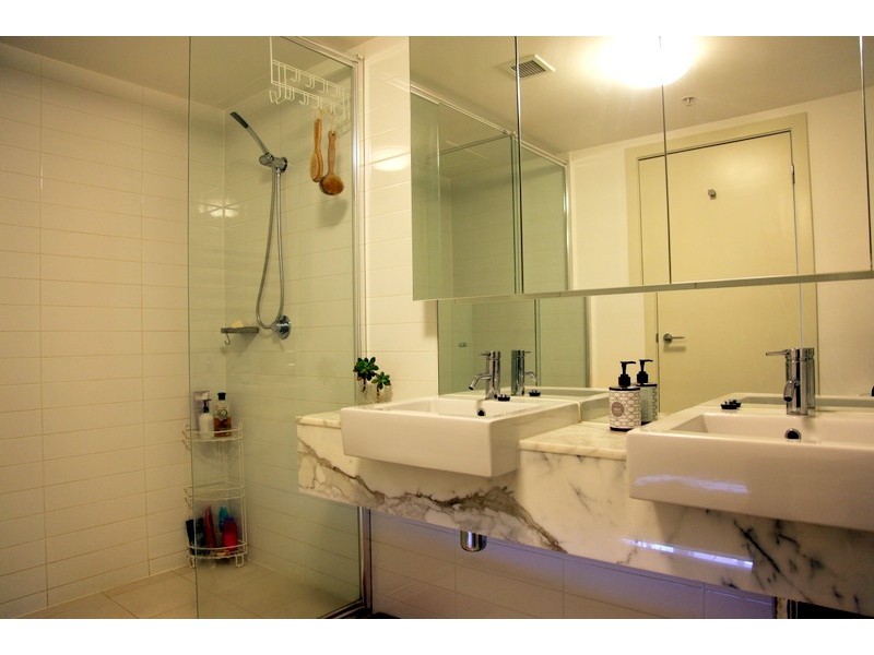 3303/100 Harbour Esplanade, Docklands VIC 3008