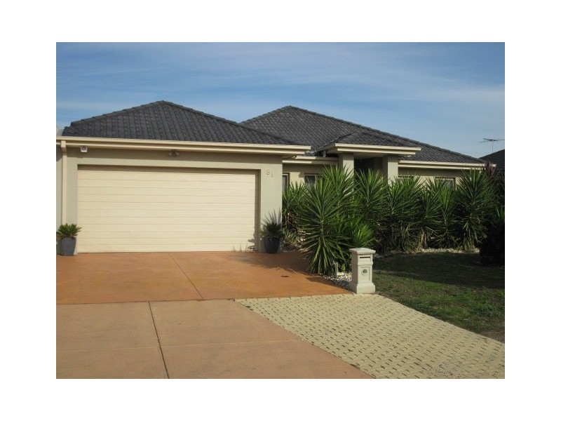 81 Middle Park Drive, Sanctuary Lakes VIC 3030