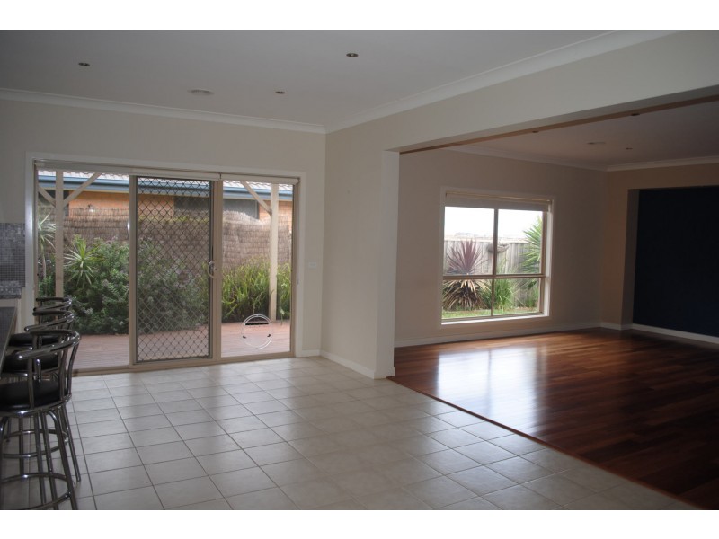 81 Middle Park Drive, Sanctuary Lakes VIC 3030