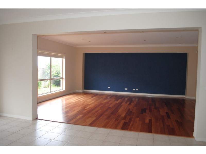 81 Middle Park Drive, Sanctuary Lakes VIC 3030