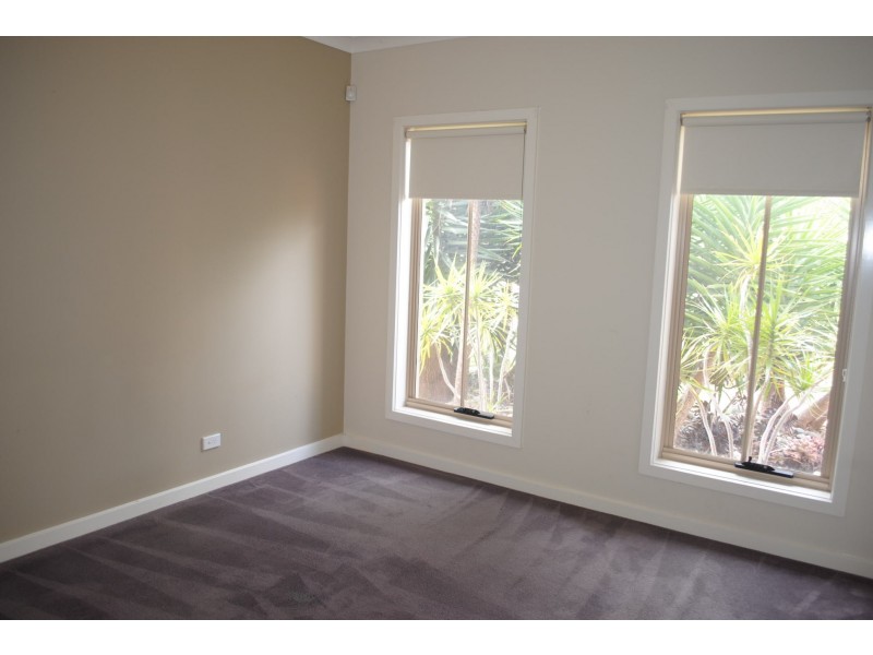 81 Middle Park Drive, Sanctuary Lakes VIC 3030