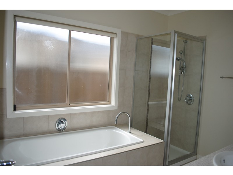 81 Middle Park Drive, Sanctuary Lakes VIC 3030