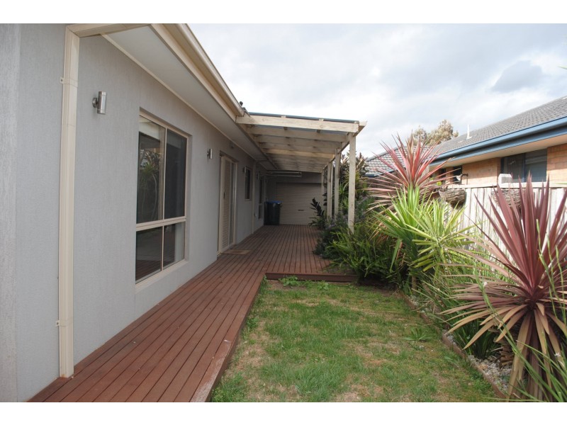 81 Middle Park Drive, Sanctuary Lakes VIC 3030