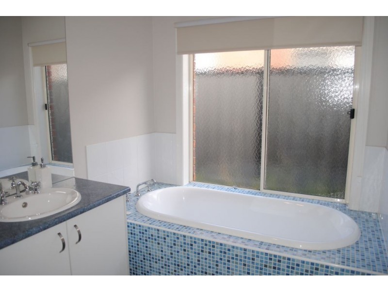 17 Bronhill Vista, Point Cook VIC 3030