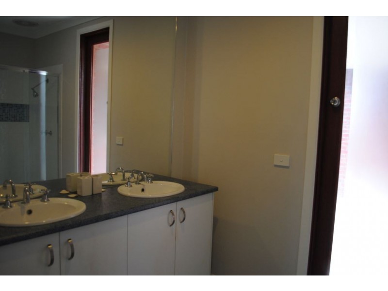 17 Bronhill Vista, Point Cook VIC 3030