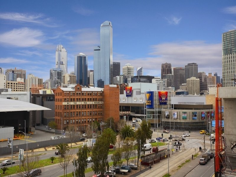 REF 21504/79 Whiteman Street, Southbank VIC 3006