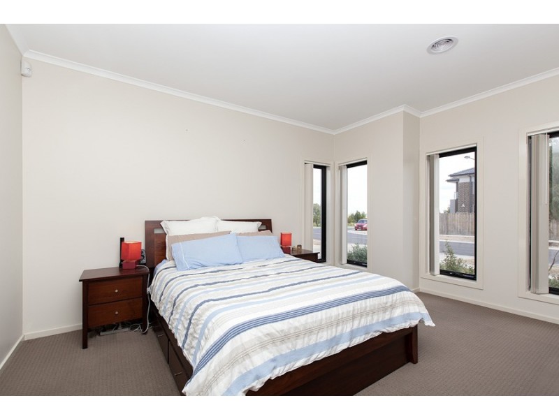 16 Royal Circuit, Point Cook VIC 3030