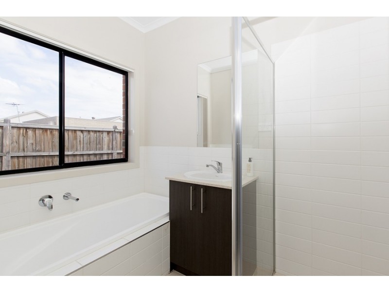 16 Royal Circuit, Point Cook VIC 3030