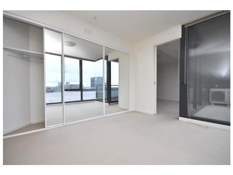 REF 21537/63 Whiteman Street, Southbank VIC 3006