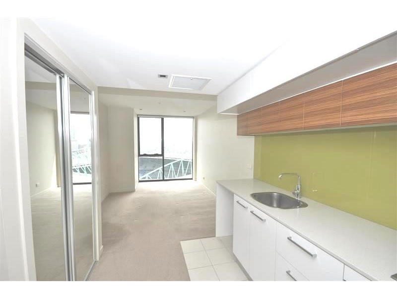 2210B/100 Harbour Esplanade, Docklands VIC 3008