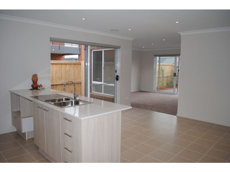 8 Daisybush Drive, Point Cook VIC 3030