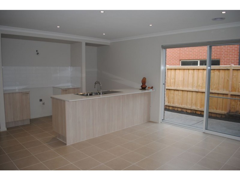 8 Daisybush Drive, Point Cook VIC 3030