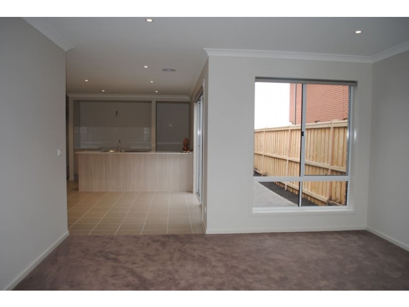 8 Daisybush Drive, Point Cook VIC 3030