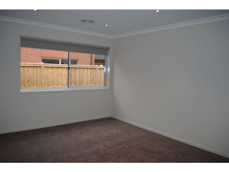 8 Daisybush Drive, Point Cook VIC 3030