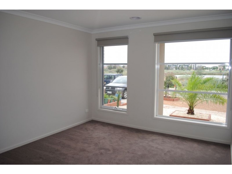 8 Daisybush Drive, Point Cook VIC 3030