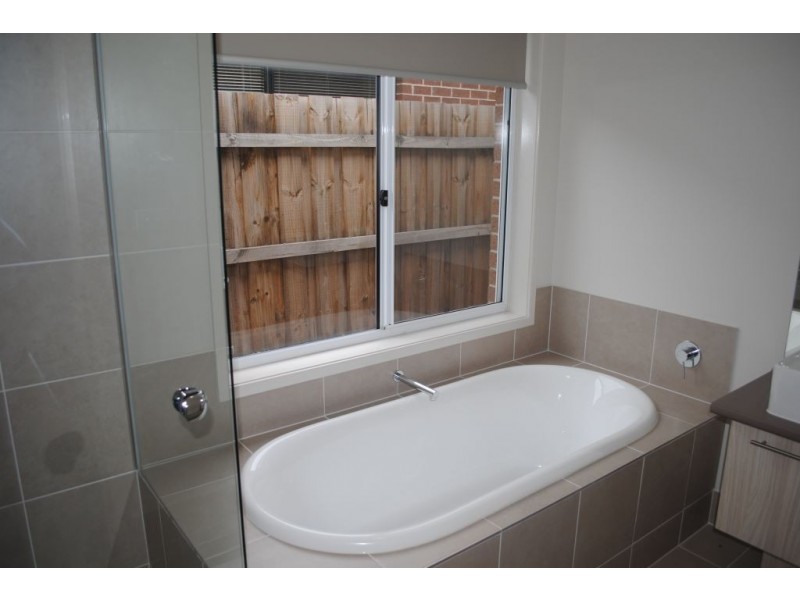 8 Daisybush Drive, Point Cook VIC 3030