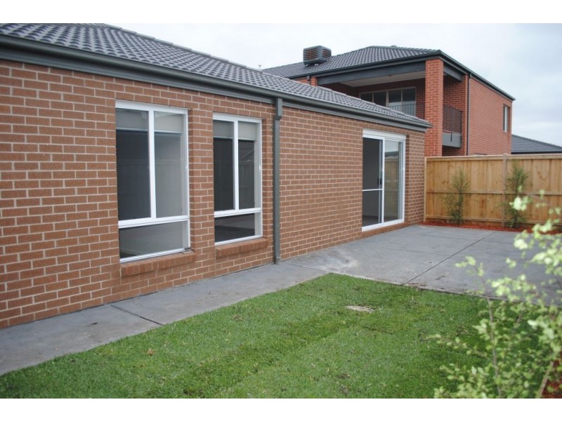 8 Daisybush Drive, Point Cook VIC 3030