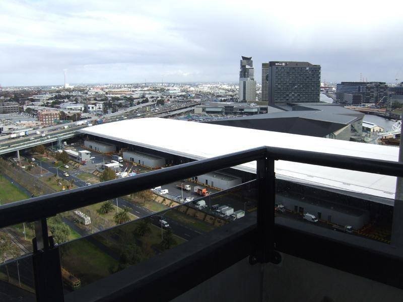 REF 21444/63 Whiteman Street, Southbank VIC 3006