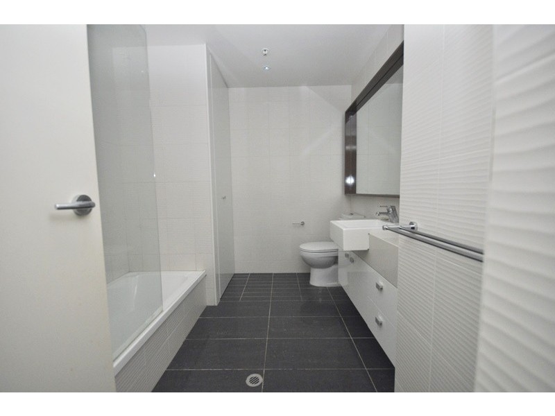 REF 21237/63 Whiteman Street, Southbank VIC 3006