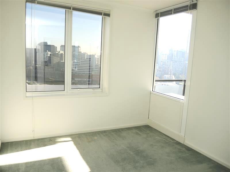 REF 21729/79 Whiteman Street, Southbank VIC 3006
