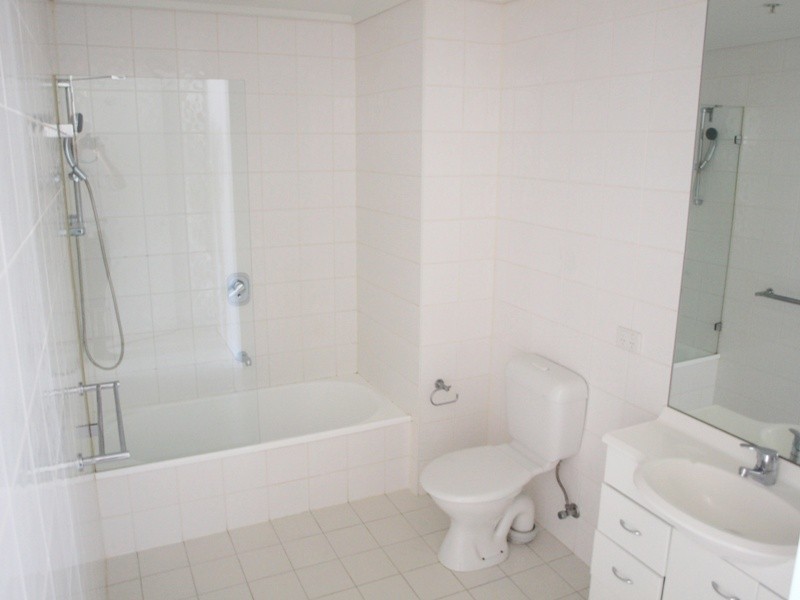 REF 21732/99 Whiteman Street, Southbank VIC 3006