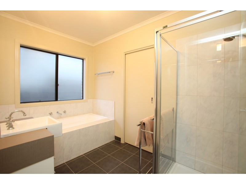 3 Water Stone Cove, Sanctuary Lakes VIC 3030
