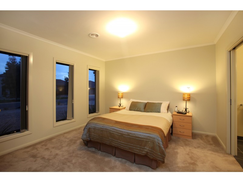 3 Water Stone Cove, Sanctuary Lakes VIC 3030