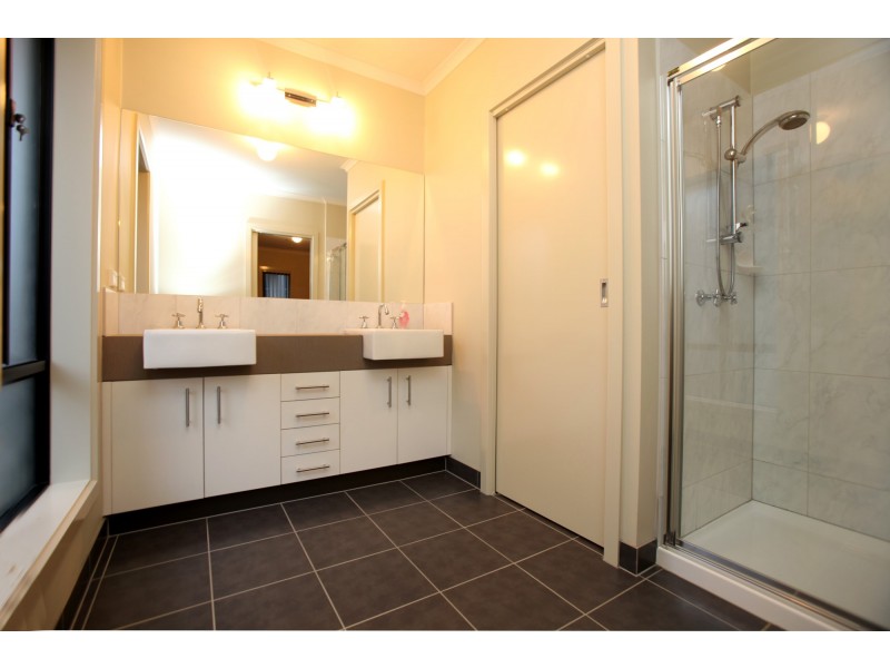 3 Water Stone Cove, Sanctuary Lakes VIC 3030