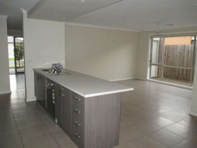 8 Bloomfield Drive, Truganina VIC 3029