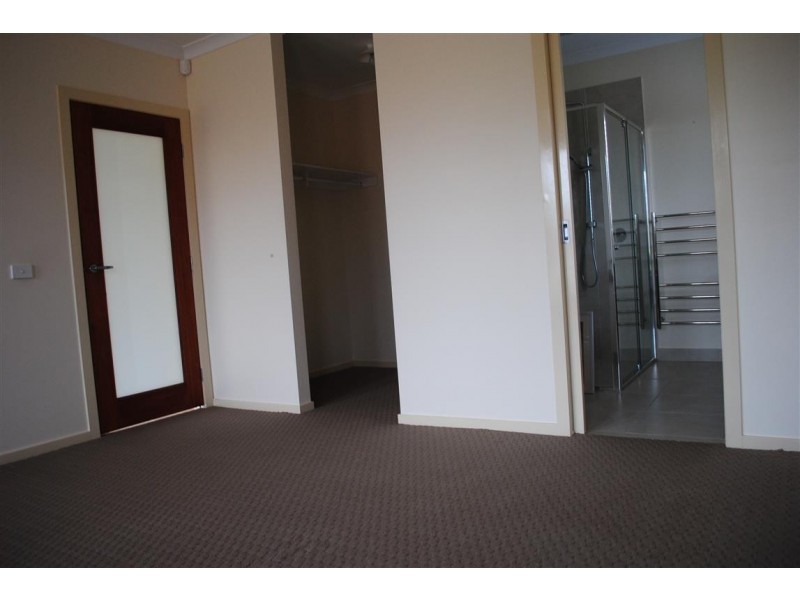 5 Pearce Circuit, Point Cook VIC 3030