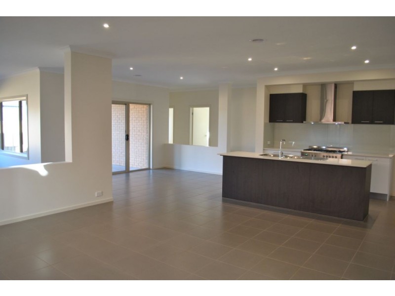 12 Heatherbell Avenue, Point Cook VIC 3030