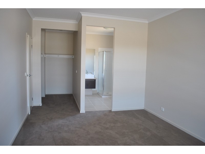 5 Casino Parade, Point Cook VIC 3030