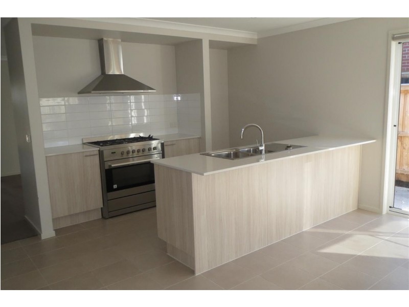 8 Daisybush Drive, Point Cook VIC 3030