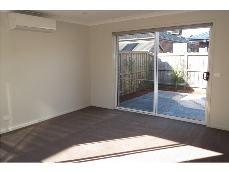 8 Daisybush Drive, Point Cook VIC 3030