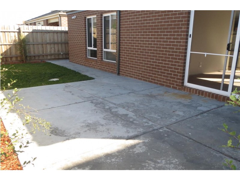 8 Daisybush Drive, Point Cook VIC 3030