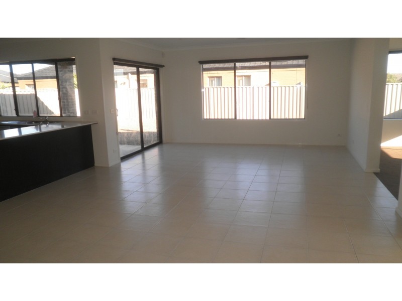 10 St Laurent Boulevard, Point Cook VIC 3030