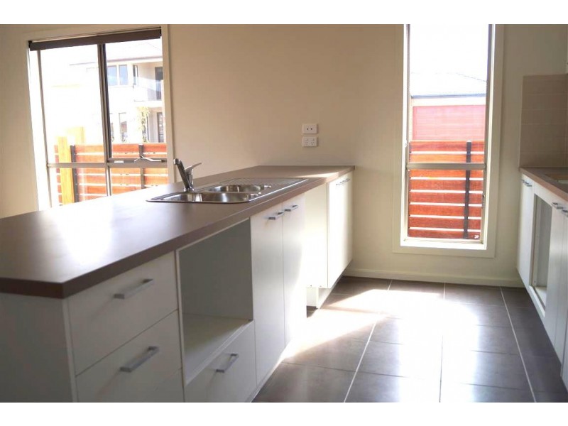 2 Swanview Walk, Point Cook VIC 3030