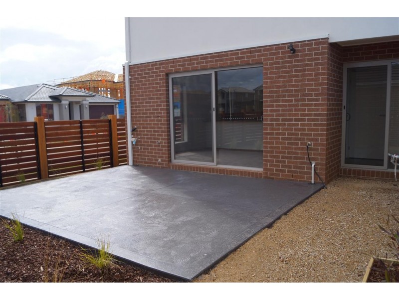 2 Swanview Walk, Point Cook VIC 3030