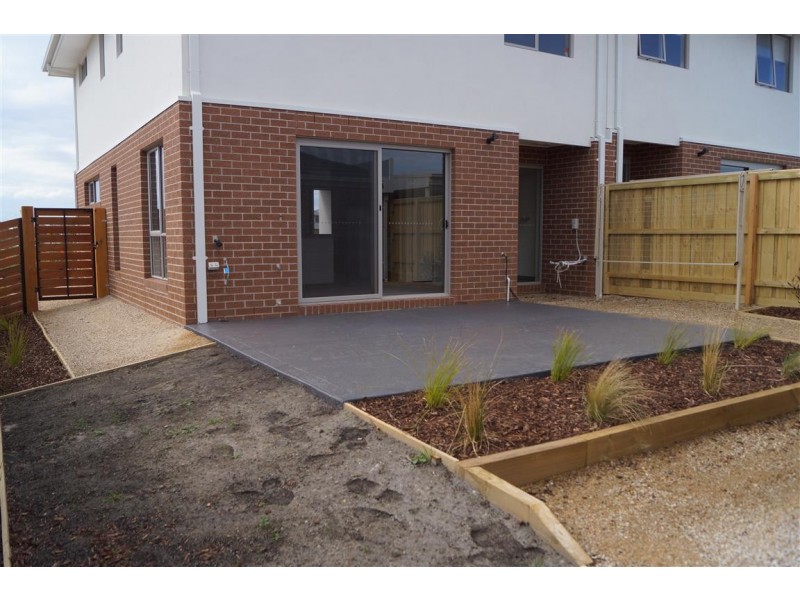 2 Swanview Walk, Point Cook VIC 3030