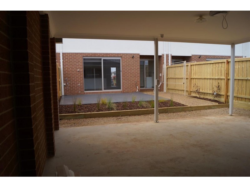 6 Swanview Walk, Point Cook VIC 3030